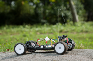 Recharger sa voiture télécommandée au parc